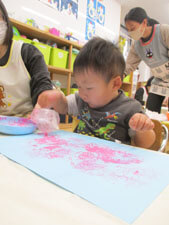 絵の具遊びをする保育園児