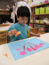 絵の具遊びをする保育園児
