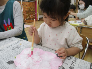 絵の具遊びをする保育園児
