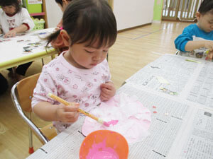 絵の具遊びをする保育園児