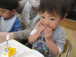 保育園でホットケーキを食べる園児
