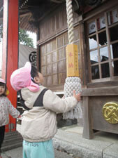 神社でお参りをする園児