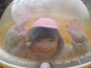 公園で遊ぶ園児