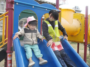 公園で遊ぶ園児