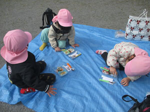 公園で遊ぶ園児