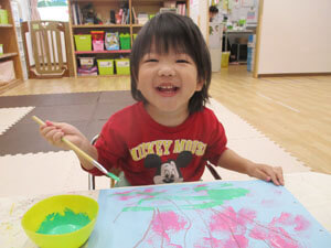 絵の具遊びをする保育園児