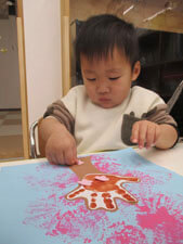 絵の具遊びをする保育園児