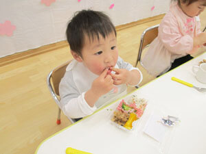 保育園で給食を食べる園児