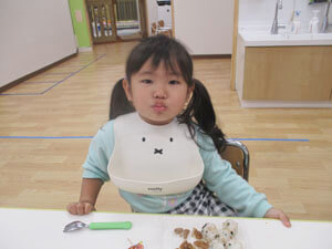 保育園で給食を食べる園児