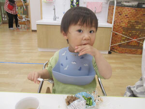 保育園で給食を食べる園児
