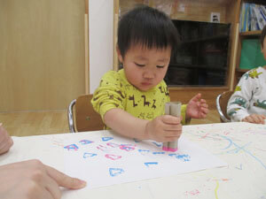 保育園で工作をする園児の様子