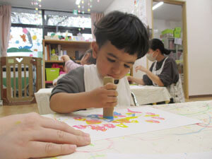 保育園で工作をする園児の様子