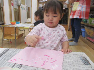 保育園で工作をする園児の様子