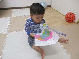 保育園で工作をする園児の様子
