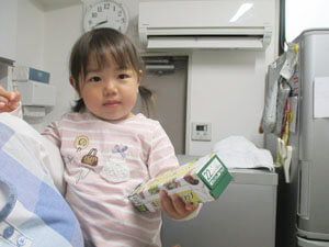 給食室で給食の先生に抱っこされる園児の様子