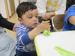 保育園の食育の時間にキャベツを楽しそうにちぎる園児の様子