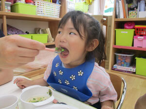 スナップエンドウを給食に食べる保育園児