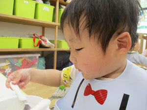 スナップエンドウを給食に食べる保育園児