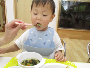 サラダを食べる保育園児