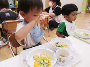 給食を食べる保育園児