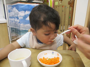 糠漬けを食べる保育園児