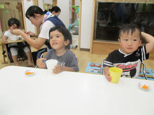 糠漬けを食べる保育園児