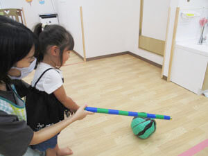 保育園の夏祭りでスイカ割りを楽しむ園児の様子