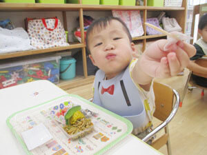 お祭りメニューを食べる保育園児