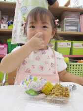 保育園のお祭給食を食べる園児の様子