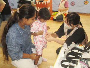 保育園の夏祭りを親子で楽しむ園児の様子