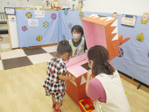 保育園の夏祭りを楽しむ園児の様子