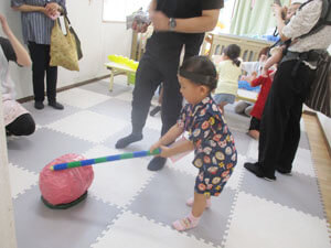 卒園した子供達が保育園の夏祭りで遊んでいる様子