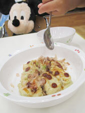 保育園の手作りお好み焼き給食