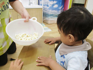 保育園児達が手作りのポップコーンを食べる様子