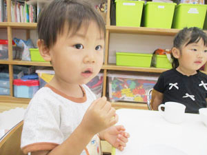 保育園児達が手作りのポップコーンを食べる様子