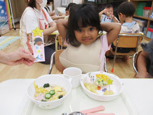 給食を食べる保育園児