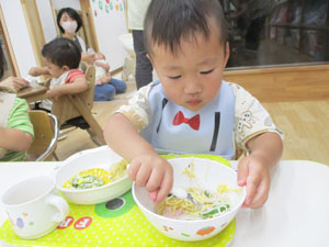 給食を食べる保育園児