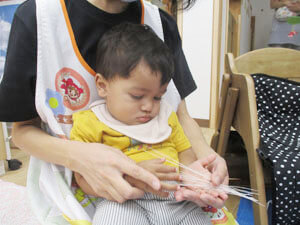 保育園の食育の時間に春雨の食感を楽しむこども達の様子