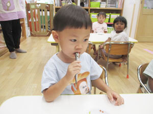 ししゃもを食べる保育園児